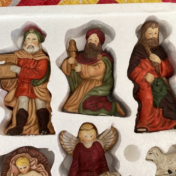 DANSON VINTAGE NATIVITY SET (fine porcelain) - Picture 5 of 8